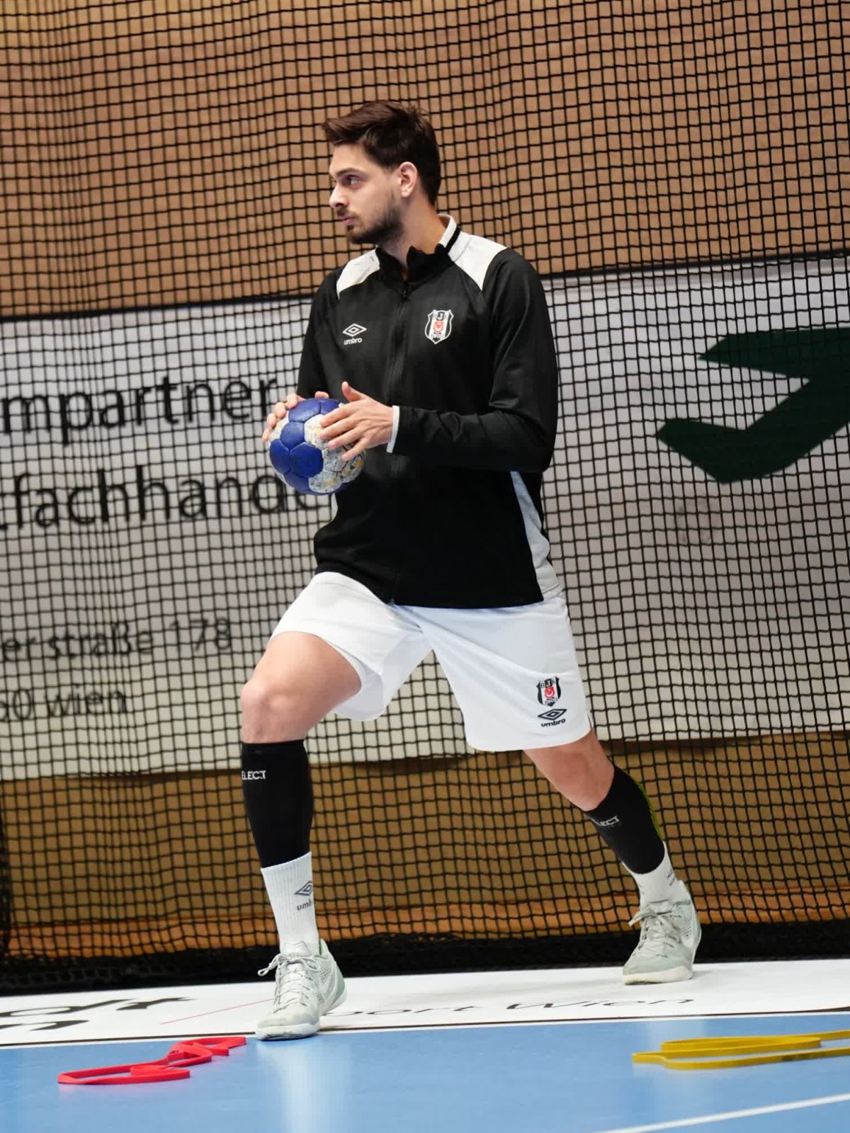 Beşiktaş oyuncusu Viyana'da maç öncesi ısınmada