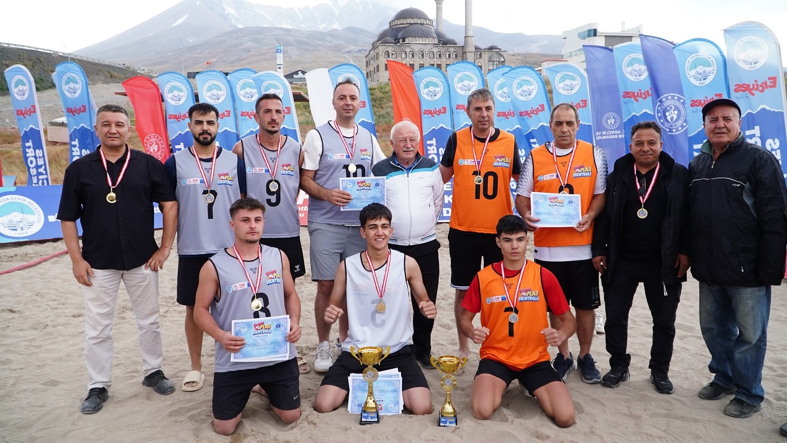 Dereceye giren sporcular madalya ve kupalarıyla