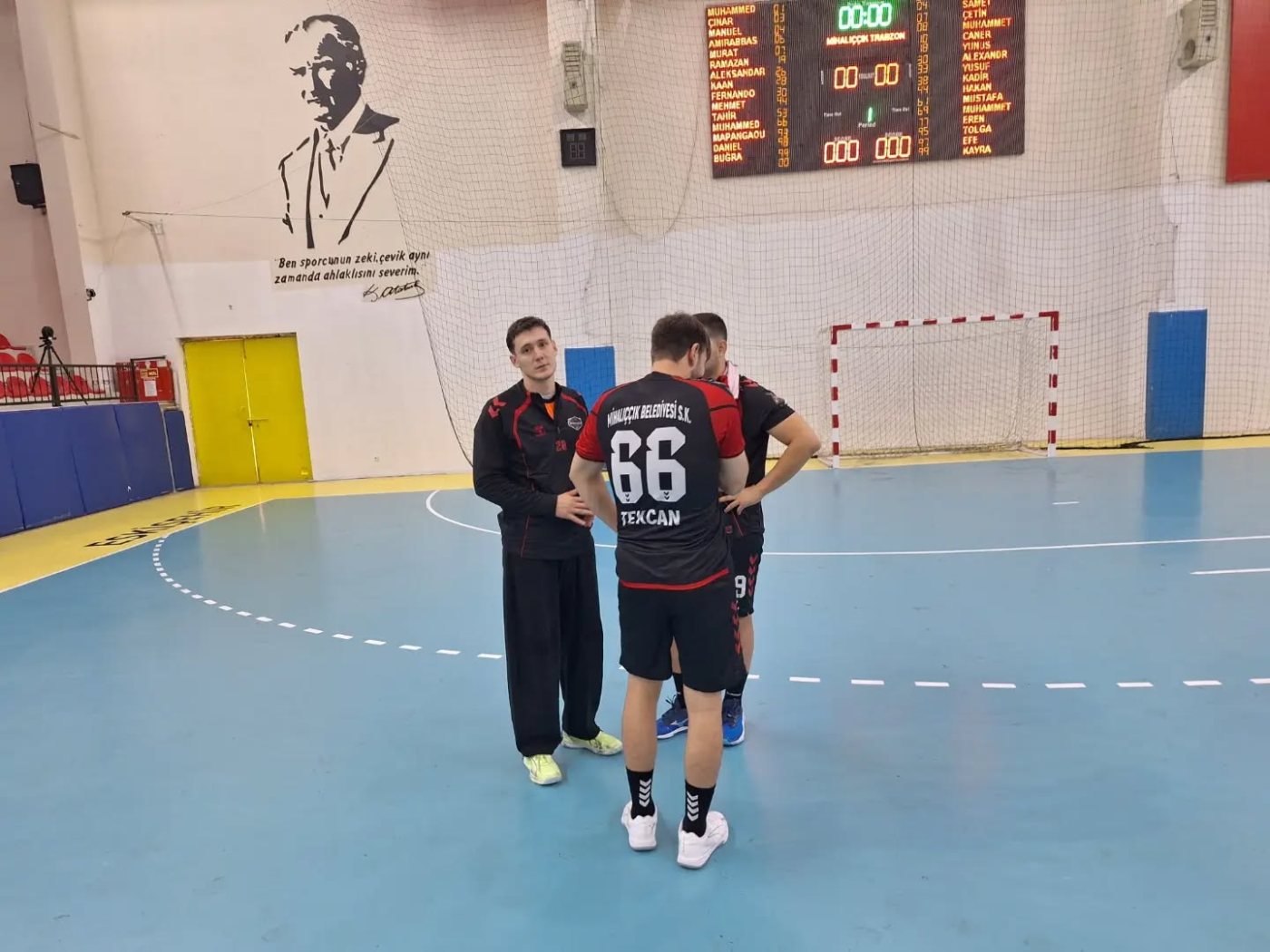 Mihalıççık ve Trabzon oyuncuları maçı beklerken