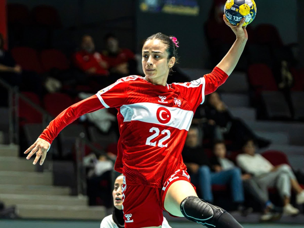 Saçında pembe toka bulunan milli oyuncu İran maçında atışa kalkıyor