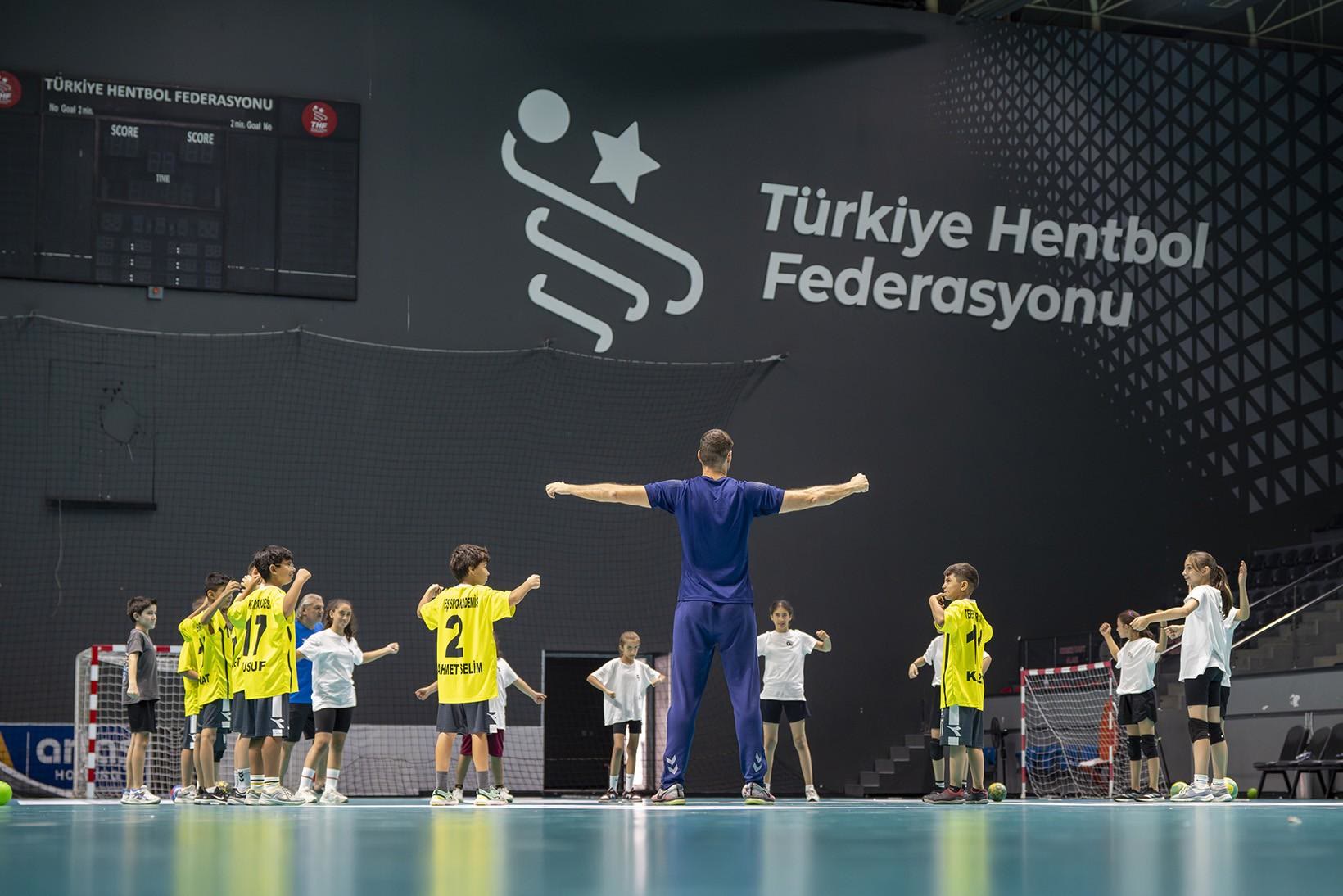 Mini Hentbol Semineri Başvuruları 19 Ekim'de Açılıyor, Gelişim Protokolüne 13. İmza Van'dan