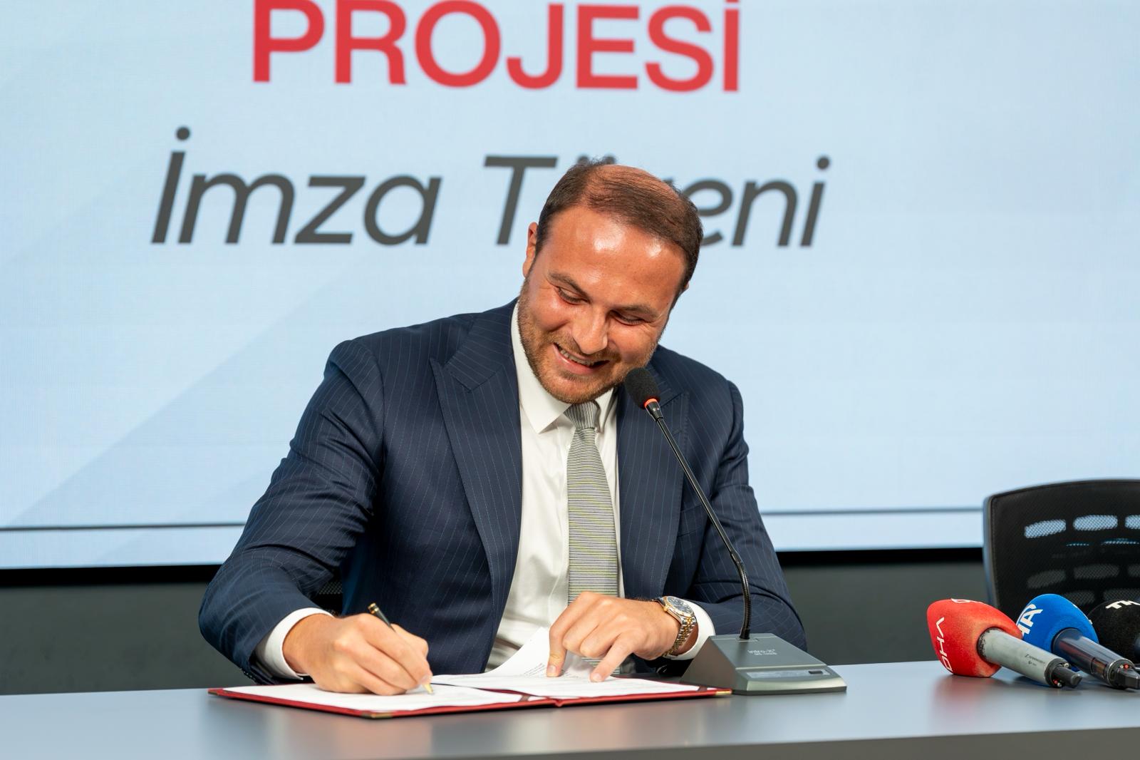THF Başkanı Mesut Çebi protokolü imzalarken.