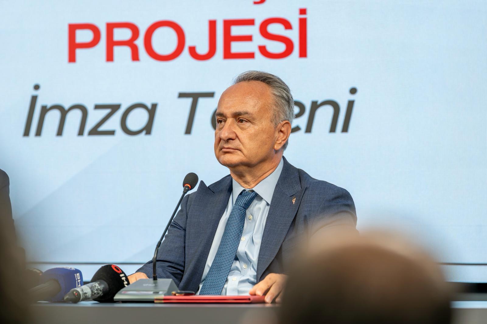 TED Genel Başkanı Selçuk Pehlivanoğlu imza töreninde.