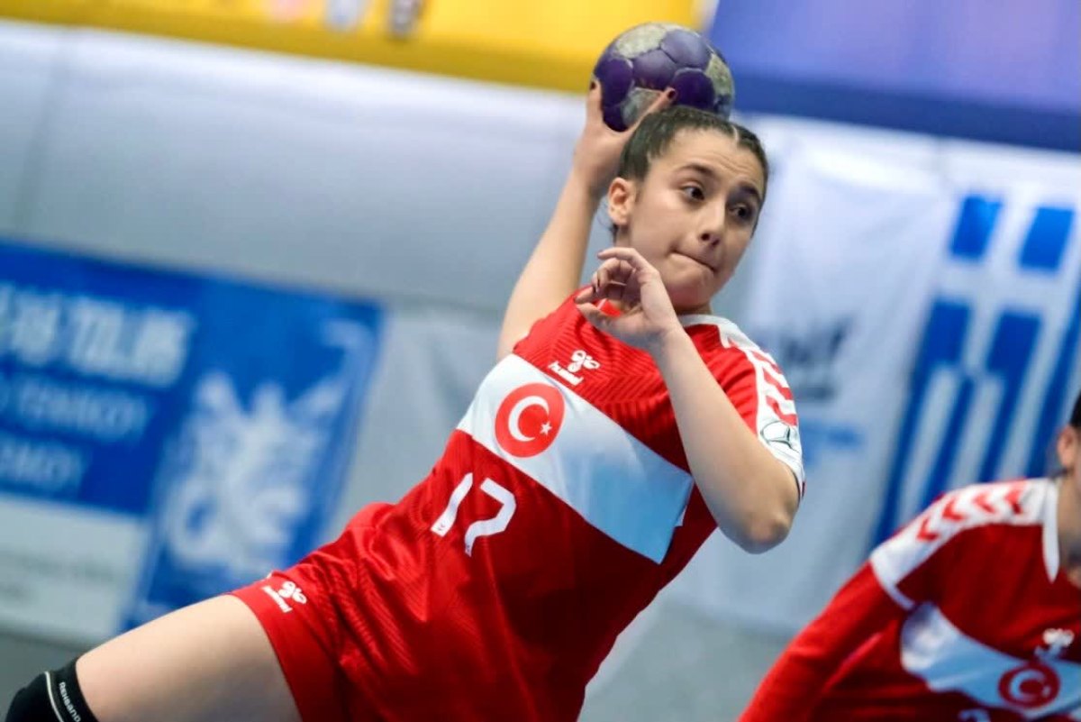 U16 Kadın Milli Takım oyuncusu Kuzey Makedonya maçında atışa kalkıyor