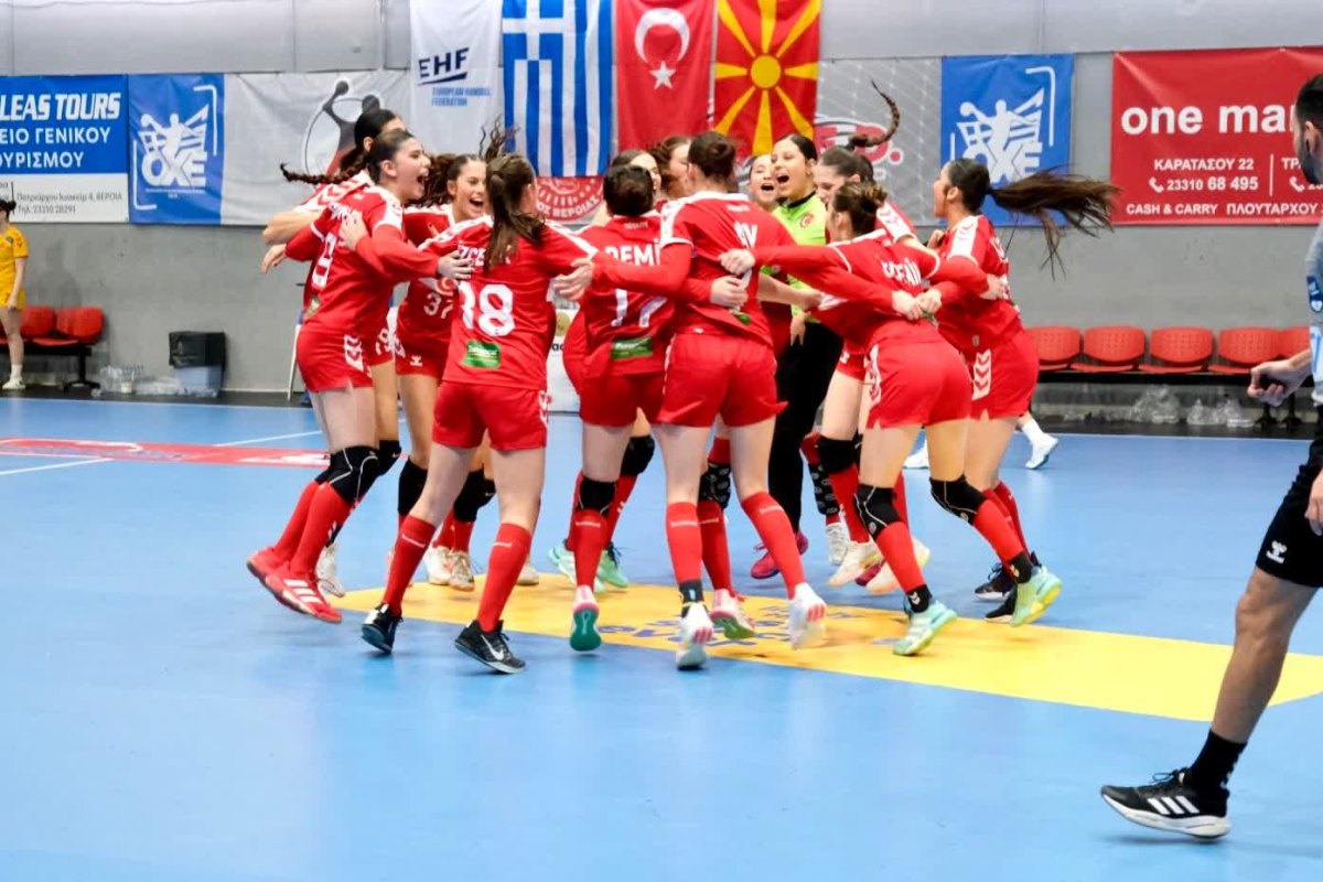 U16 Kadın Milli Takım oyuncuları galibiyeti kutluyor