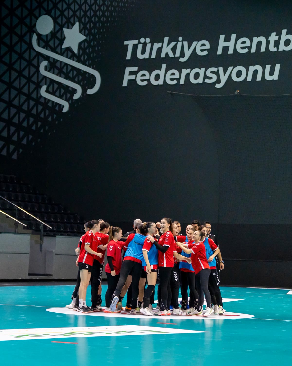 Kadın U19 Milli Takımı Ankara kampında takım toplantısı